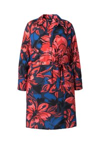 Kukallinen mekko, jossa on pitkät hihat, kauluspääntie ja vyö vyötäröllä. Värit sisältävät punaisia, sinisiä ja mustia kukkakuoseja tummalla taustalla.