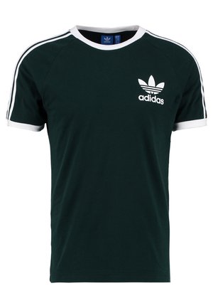 Dunkelgrünes, kurzärmeliges T-Shirt aus Baumwolle mit weißen Akzenten am Kragen und an den Ärmeln, versehen mit einem Adidas-Logo auf der Brust.