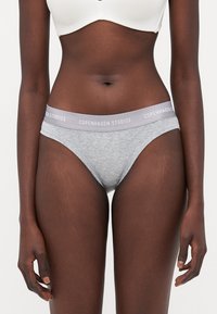 Chiloți din bumbac gri cu un tiv elastic de culoare gri deschis, pe care este imprimat în alb "COPENHAGEN STUDIOS". Textură netedă și croială clasică.