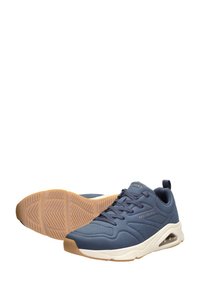 Marineblaue Sportschuhe mit einer strukturierten synthetischen Oberseite, hellbrauner Gummi-Außensohle und luftgepolsteter Sohle; Schnürdesign.