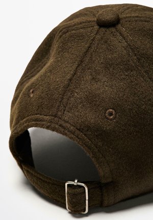 Cappello in lana marrone con una texture morbida, dotato di una parte superiore rotonda, dettagli di cucitura e una fibbia in metallo argentato nella parte posteriore regolabile.