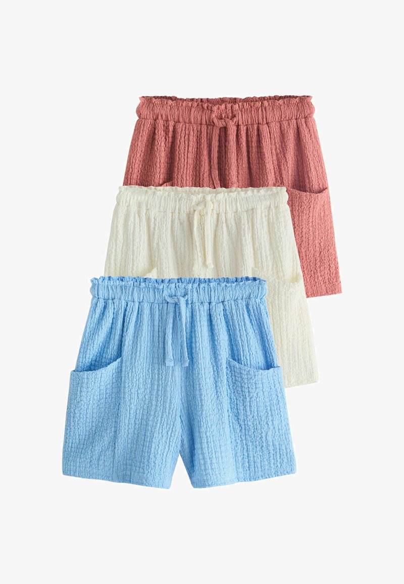 Drei Shorts aus strukturiertem Stoff in Blau, Weiß und Pink, jeweils mit elastischem Bund, Kordelzug und Vordertaschen, übereinander gestapelt.