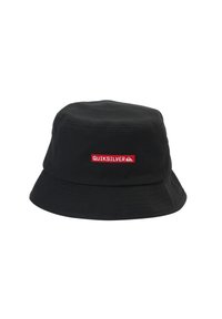 Chapeau seau noir en tissu avec une couronne plate et un large bord inclinée vers le bas. Présente un écusson rouge QUILKSILVER à l'avant.
