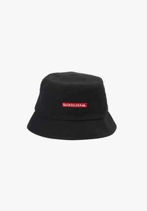 Svart bøttehatt laget av stoff med flat krone og bred, nedover buet skjerm. Har et rødt QUILKSILVER logo-patch på fronten.