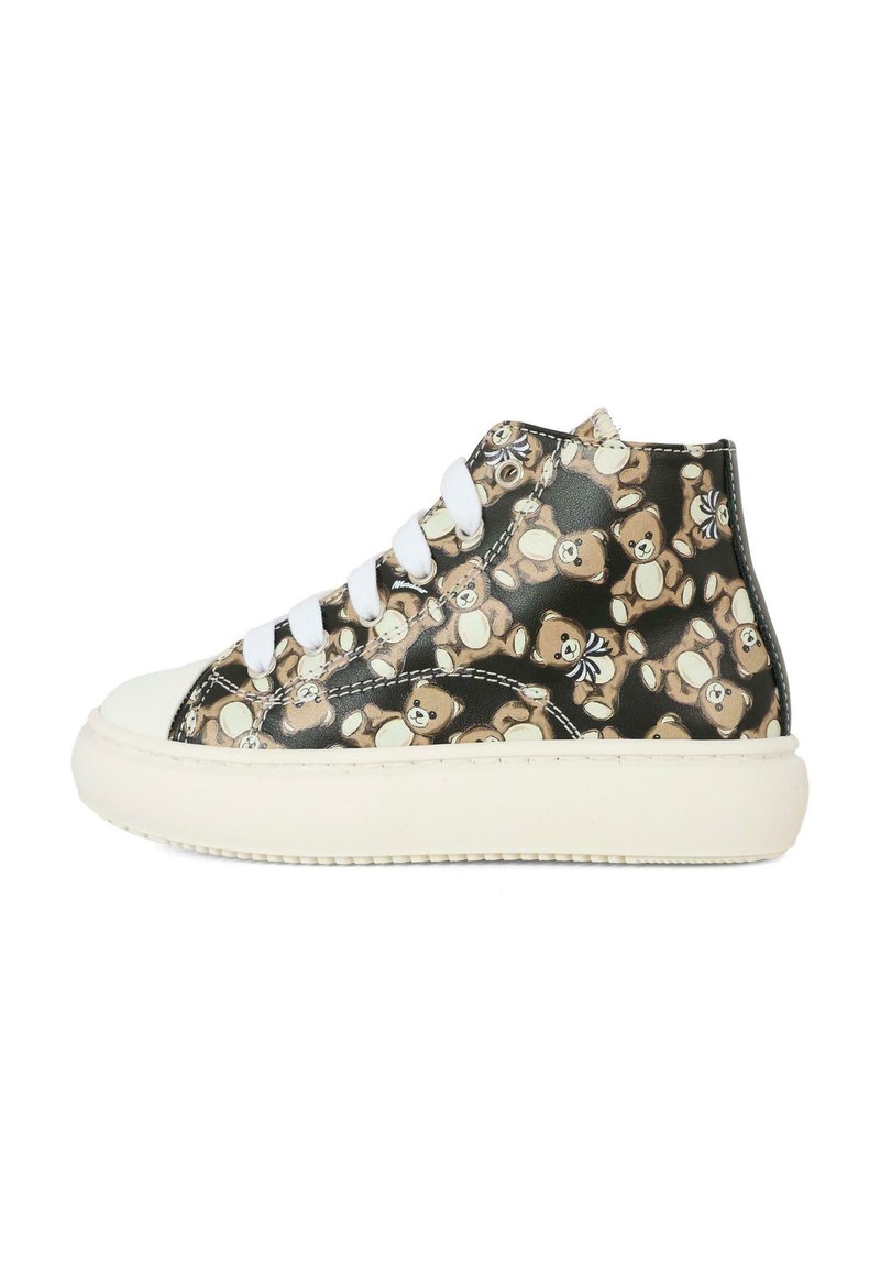 Sneakers wysokie w czarno-brązowy wzór niedźwiedzia, białe sznurowadła i teksturowana gumowa podeszwa. Okrąły nosek i kontrastowe białe wykończenie.