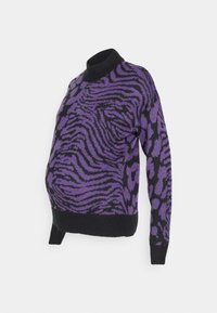 Lila und schwarze gemusterte Strickjacke mit hohem Hals und langen Ärmeln, ausgestattet mit einem strukturierten Zebramuster und einem gerippten Saum.