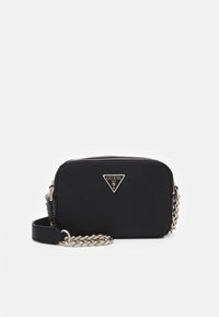 Borsa a tracolla nera in materiale sintetico con catena argentata e placca con logo triangolare. Presenta una chiusura a zip e una texture liscia. Forma rettangolare compatta.