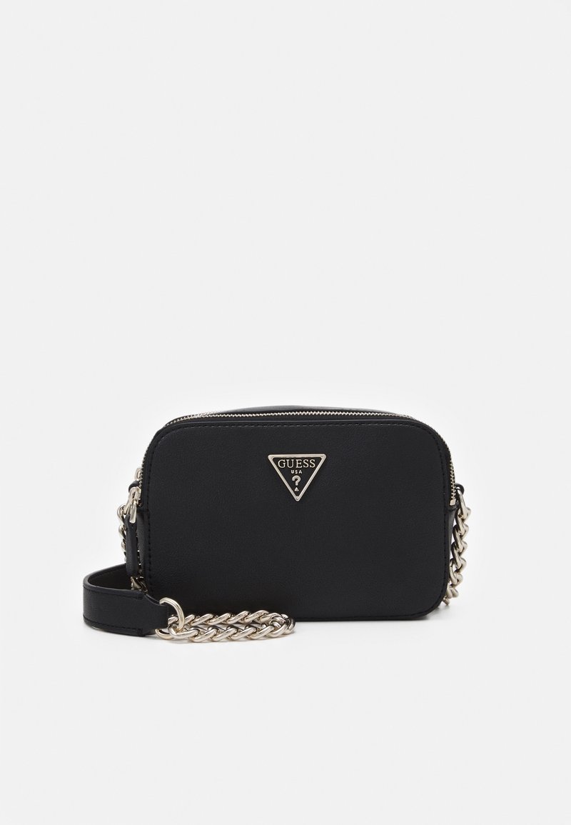 Borsa a tracolla nera in materiale sintetico con catena argentata e placca con logo triangolare. Presenta una chiusura a zip e una texture liscia. Forma rettangolare compatta.