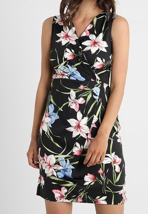 Ærmeløs sort kjole med pink, hvid og blå blomsterprint, med en omlot-udsnit og knælængde.