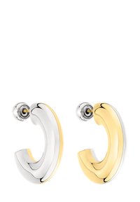 Zwei gebogene Creolen mit einer glänzenden Silberoberfläche auf einer und einem golden schimmernden Akzent auf der anderen. Glatte Oberfläche mit polierter Textur.