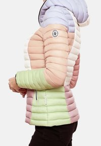 Veste matelassée avec un design multicolore dans des teintes pastel de lavande, rose, blanc et vert, avec une texture matelassée et des poches zippées.