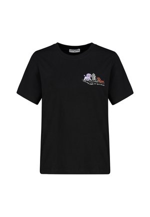 Schwarzes T-Shirt mit kurzen Ärmeln und einer kleinen bunten Stickerei zweier Hunde und eines Hydranten auf der oberen linken Brust.