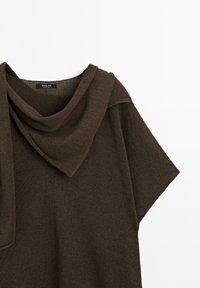 Brunstickad topp med draperad, cowl-halsringning och korta ärmar, med en texturerad yta och en avslappnad passform. Etikett synlig vid halsringningen.