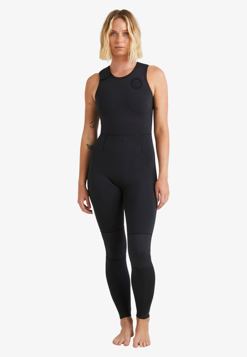 Neopreno negro con diseño sin mangas, costuras planas y paneles de rodilla texturizados. Presenta un logo redondo en el pecho y una silueta ajustada.