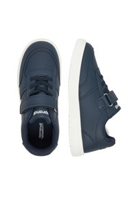 Zapatillas infantiles azul marino con suelas blancas, correas de velcro, cordones y plantillas de marca, mostradas desde vistas superior y lateral.