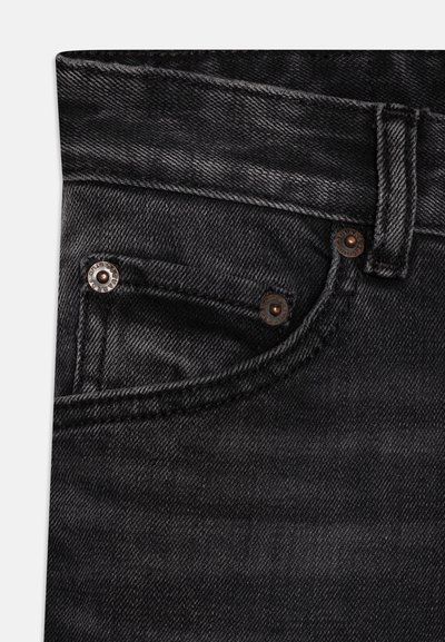I jeans in denim nero presentano un classico design a cinque tasche, cuciture visibili e rivetti metallici. Il tessuto ha una finitura morbida e texturizzata.