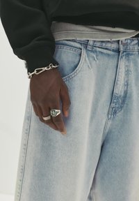 PULL&BEAR BAGGY LOOSE - Džíny Straight Fit - light blue denim