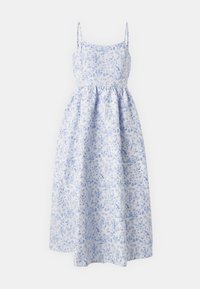 Robe à imprimé floral avec des bretelles fines, principalement blanche avec de légères fleurs bleues, corsage ajusté et jupe fluide, fabriquée en tissu léger.