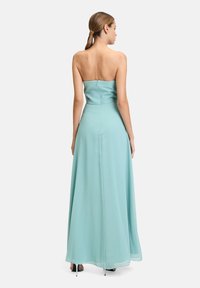 Jasnoniebieska, strapless sukienka maxi z gładkiego materiału, dopasowanym fasonem w górnej części i zwiewnym dołem. Z zamkiem z tyłu; subtelny detal w postaci drapowania.