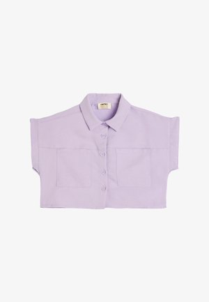 Cropped button-up shirt in light lavender, featuring two front pockets, short sleeves, and a classic collar. Made from lightweight fabric.