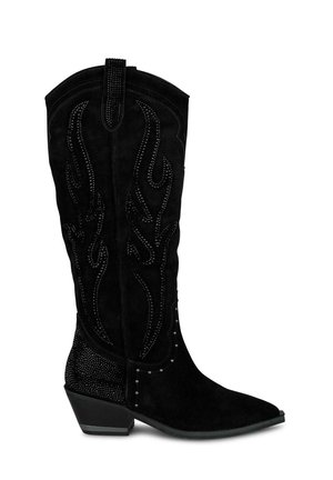 Botas de cowboy de ante negro con punta afilada, caña texturizada que presenta costuras decorativas y rhinestones, y un tacón bajo y apilado.