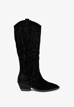 Botas de cowboy de ante negro con punta afilada, caña texturizada que presenta costuras decorativas y rhinestones, y un tacón bajo y apilado.