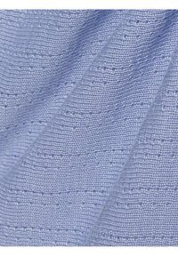 Gewebter hellblauer Stoff mit einem strukturierten Muster, das erhabene horizontale Linien und subtile vertikale Nähte aufweist und Tiefe sowie Dimension schafft.