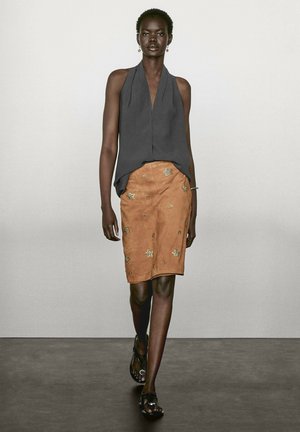 MIDI WITH RHINESTONE DETAIL - Skinnkjol - camel