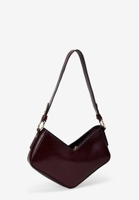 Bolso de piel burdeos con forma de chevron, correa ajustable y accesorios en tono dorado. Textura suave y diseño minimalista.