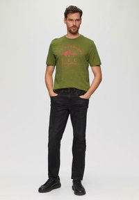 s.Oliver MIT FLAMMSTRUKTUR - T-shirt print - guacamole