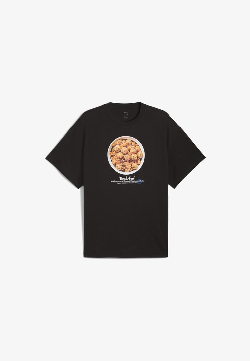 Μαύρο βαμβακερό T-shirt με κυκλικό γραφικό που απεικονίζει ένα μπολ γεμάτο με δημητριακά και ξηρούς καρπούς, συνοδευόμενο από την ένδειξη "Break-Fast" κάτω από το σχέδιο.