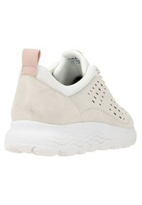 Beige Wildleder- und weißes Mesh-Sneaker mit Perforationen für Atmungsaktivität, gepolstertem Kragen und einer pinken Zuglasche hinten. Weiße Gummisohle.