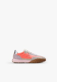 Zapatilla deportiva que presenta una mezcla de gamuza rosa, naranja y gris, y materiales sintéticos, con una suela de goma texturizada y acentos reflectantes.