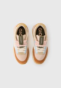 Et par multikolor Gioseppo sneakers med beige, brun, lyseblå og rosa fluffy snørebånd på hvit bakgrunn.