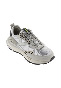 Sneaker grigie chiare con accenti metallici argentati e stampa animale, dettagli in rete, superfici riflettenti, colletto imbottito e suola testurizzata.