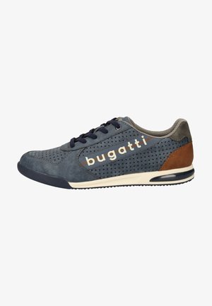 Blauer Sneaker aus Wildleder mit durchbrochenem Muster, marineblauen Schnürsenkeln und weißem Logo. Verfügt über braune Akzente und eine weiße Sohle mit Grip.