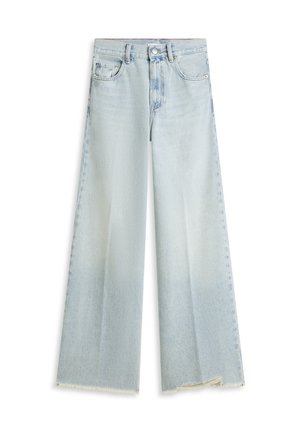 Vaqueros de pierna ancha de color azul claro con cintura alta, cierre frontal de botón y cremallera, cinco bolsillos y detalle de dobladillo sin rematar.