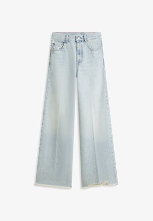 Vaqueros de pierna ancha de color azul claro con cintura alta, cierre frontal de botón y cremallera, cinco bolsillos y detalle de dobladillo sin rematar.