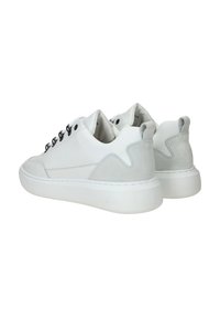 Witte sneakers met een mix van glad leer en suède accenten, ronde neus, vetersluiting en een gestructureerde witte zool.