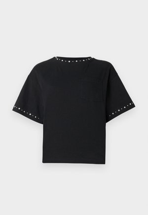 Czarny bawełniany T-shirt z krótkim rękawem o pudełkowym kroju. Posiada metaliczne ćwieki wzdłuż dekoltu i rękawów oraz małą kieszonkę z przodu.