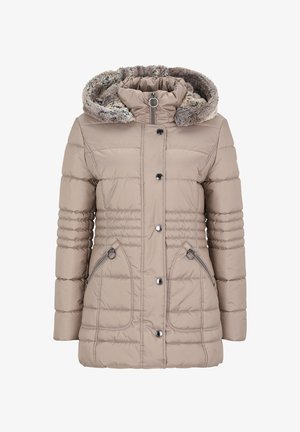 Parka beige matelassée avec capuche doublée en fausse fourrure, fermetures éclair et boutons, poches latérales et texture matelassée. Comprend un cordon de serrage à la taille.