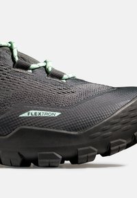 Scarpa da hiking nera con tomaia sintetica, superficie texturizzata, lacci verde menta e suola in gomma robusta con un pronunciato motivo di battistrada.