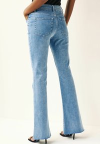Next SUPER SOFT  PETITE - Flared Jeans - mid blue denim