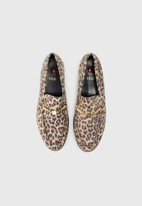 Mocassini in stampa leopardo con tessuto morbido, accentuati da hardware dorato sulla parte anteriore e un interno nero con dettagli del logo.