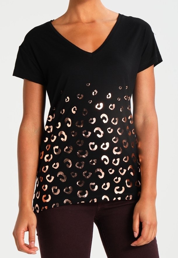 Černé tričko s krátkým rukávem a véčkovým výstřihem, s kovovým leopardím vzorem v růžovo-zlaté barvě na spodní polovině. Měkká tkanina s hladkou texturou.