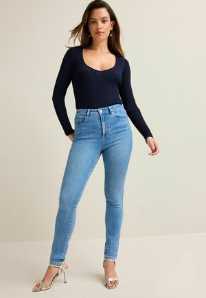 Next SUPER SOFT - Kitsa lõikega teksad - mid blue denim
