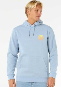 Felpa leggera blu chiaro in misto cotone, con tasca a marsupio frontale, cappuccio con coulisse e un logo grafico giallo sul petto.