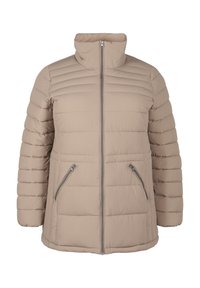Béžová péřová bunda s vysokým límcem, horizontálně prošívaným designem, zapínáním na zip vpředu a dvěma bočními kapsami na zip. Hladká textura.