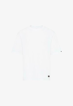 Valge puuvillane T-särk ümarate kaelustega, lühikeste varrukatega ja väikese musta logo silti vasakus alumises nurgas. Sile tekstuur, regulaarne lõige.