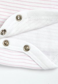 Body blanc avec des rayures rose clair, comportant des fermetures à snap métalliques en bas et une texture en coton lisse.